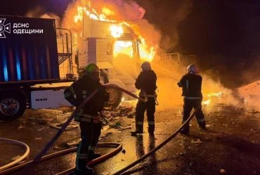 Росіяни вдарили по вантажівках із зерном в Одеській області, є загиблий та поранені (фото, відео)