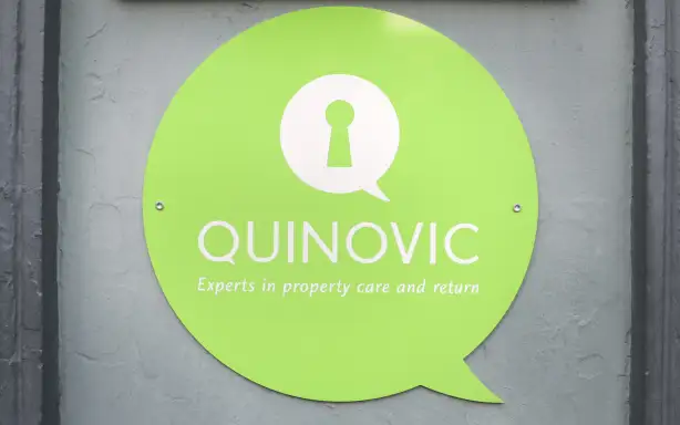 Протестувальники-орендарі перед офісом Quinovic у Веллінгтоні після того, як Quinovic розмістив у соціальних мережах оголошення, що деморалізують орендарів.