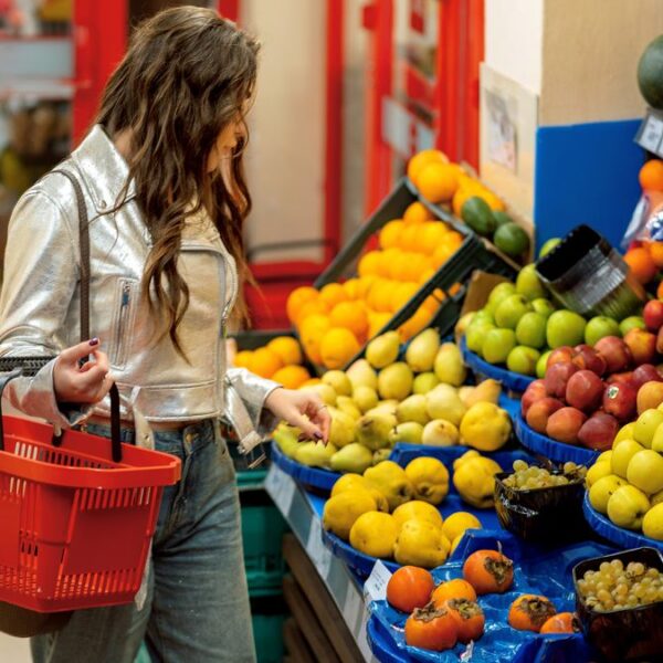 Маркування на шкірці фруктів: що ховають супермаркети