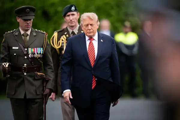 Президент США Дональд Трамп оглядає почесну варту біля Арас-ан-Ухтаран перед зустріччю з президентом Кетрін Коннолі в її офіційній резиденції в Фенікс-парку, Дублін, під час поїздки до Республіки Ірландія. Дата зйомки: субота, 12 вересня 2026 року. PA Photo. Фото: Джеймс Меннінг/PA Wire