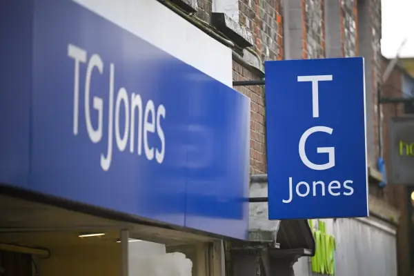Дорчестер, Англія – 25 лютого: Загальний вигляд магазину TG Jones, логотип бренду, 25 лютого 2026 року в Дорчестері, Велика Британія. (Фото: Finnbarr Webster/Getty Images)