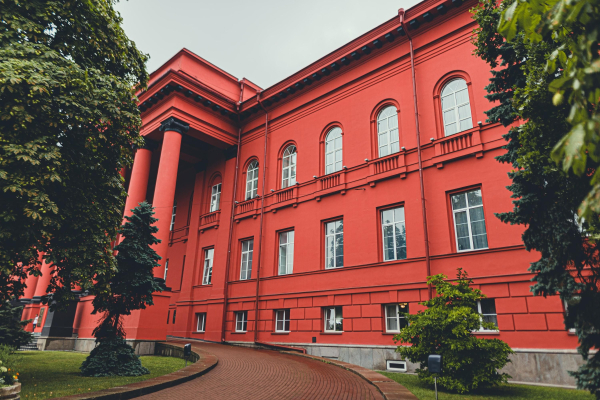 КНУ: майже половина спеціальностей страждають від браку абітурієнтів