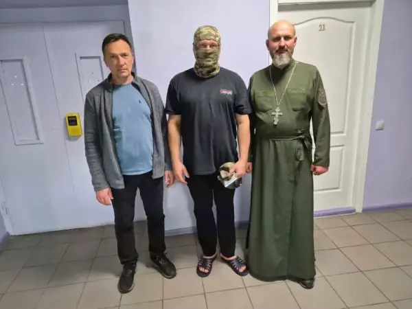 Пораненого бойового медика 116-ї бригади ТрО провідали представники ЦВС та капелан