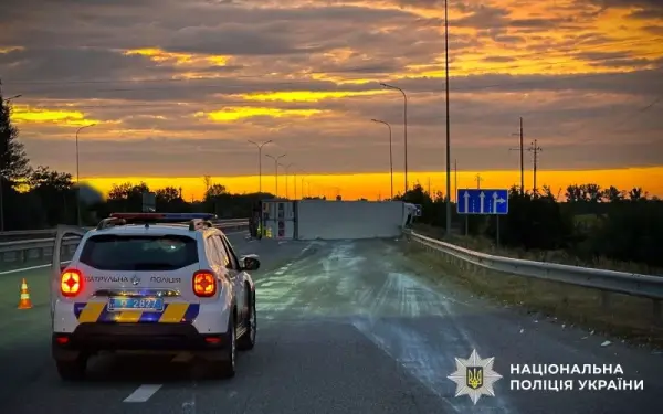 На трасі Київ – Харків біля Пирятина вантажівки MAN і Scania зіткнулися, є постраждалий