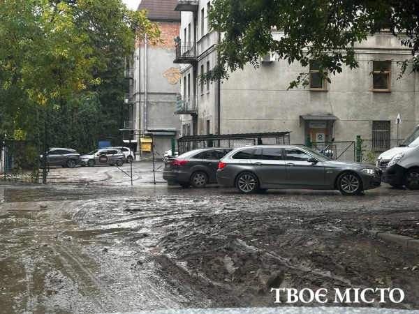 У Львові біля елітного ЖК – болото: чому місто не ремонтує вулицю