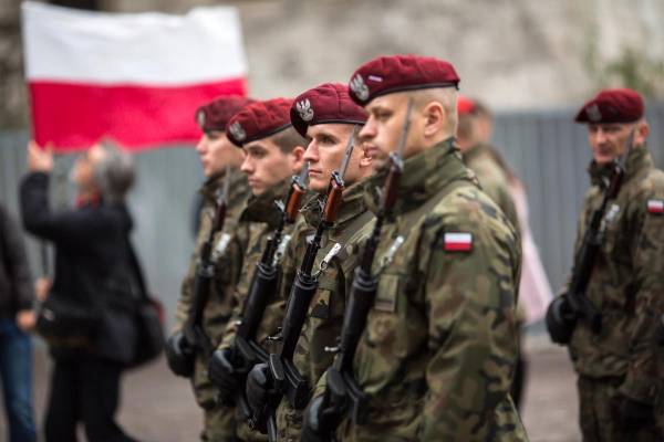 У Польщі військових центрів розпочали розсилку мобілізаційних карток полякам