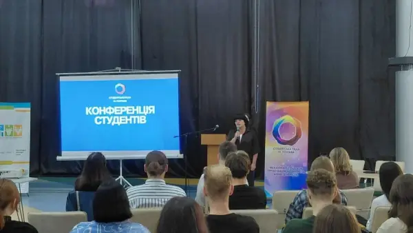 Біля екрану виступає перед людьми в залі виступає начальниця міського департаменту культури