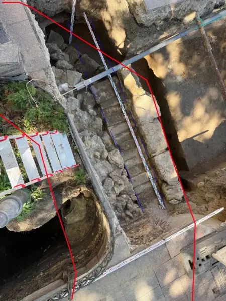 Археологи показали знайдену вежу Хаджибейського замку та артефакти, виявлені під час розкопок. Фото: Андрій Красножон