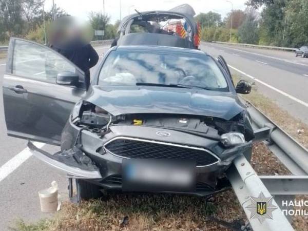 На трасі Київ — Харків — Довжанський водій Ford Focus врізався в металеве огородження: його госпіталізували