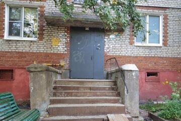 Під'їзд багатоквартирного будинку / фото: скріншот Youtube