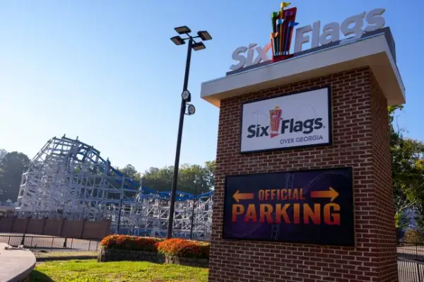 На атракціонах у Six Flags Over Georgia