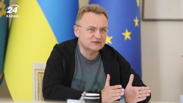 Садовий вимагає від уряду скасувати зарплати чиновників без зарплат двірників