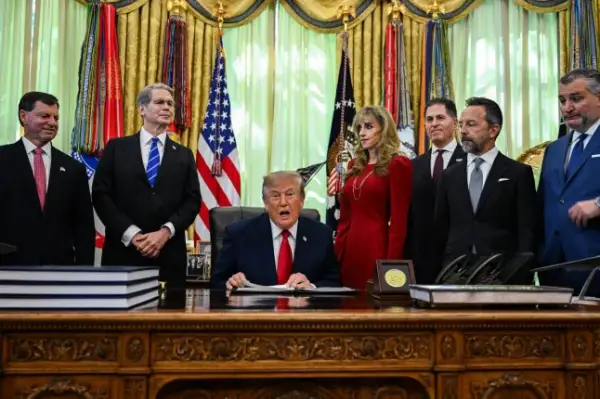 epa13288052 Президент США Дональд Трамп (в центрі) виступає під час оголошення про Trump Accounts в Овальному кабінеті Білого дому у Вашингтоні, округ Колумбія, США, 7 жовтня 2026 року. Також присутні (зліва направо) комісар США з питань Соціального забезпечення Френк Біссіньяно, міністр фінансів США Скотт Бессент, Сьюзан Делл та Майкл Делл. EPA/Annabelle Gordon / POOL