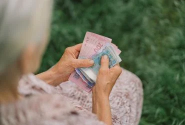 Пенсія при мінімальній зарплаті: хто гарантовано отримає понад 4000 гривень