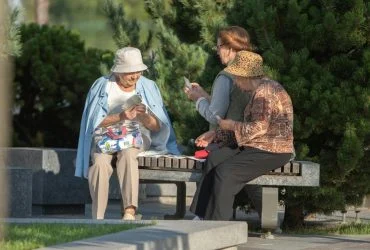 Жінкам в жовтні підвищать пенсію після 65 років: хто отримає доплату