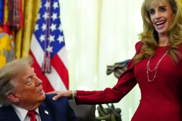 Президент Дональд Трамп слухає Сьюзан Делл в Овальному кабінеті Білого дому, середа, 7 жовтня 2026 року, у Вашингтоні. (AP Photo/Julia Demaree Nikhinson)