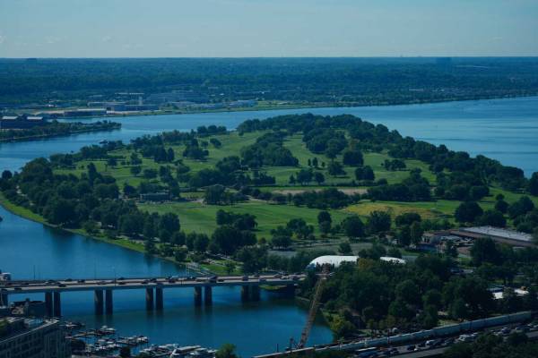 Вид на поле для гольфу East Potomac Park з Монумента Вашингтона, вівторок, 15 вересня 2026 року, у Вашингтоні.