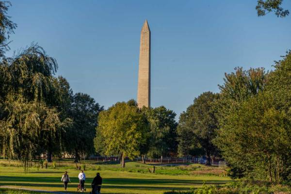 Гольфісти грають на полі East Potomac Golf Links у неділю у Вашингтоні. Президент Трамп заявив, що запропонована ним реконструкція поля розпочнеться негайно. Адвокати адміністрації суперечили йому на слуханні в понеділок, заявивши, що остаточного плану немає.
