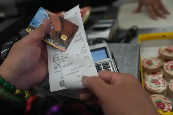 Отримувач допомоги SNAP перевіряє свій залишок після придбання продуктів харчування за допомогою картки EBT штату Каліфорнія в Лос-Анджелесі 31 жовтня 2025 року.