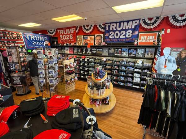 Магазин Trump Store продавав різноманітну продукцію від кепок MAGA до футболок проти Байдена.